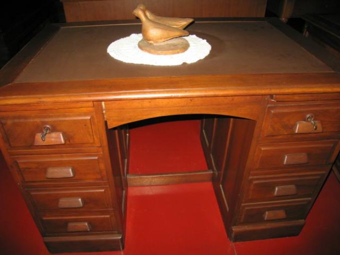 DESK 34