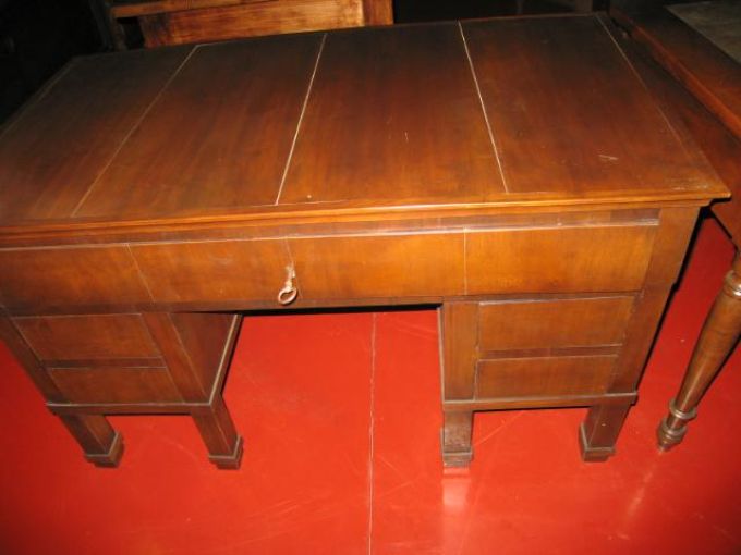 DESK 07