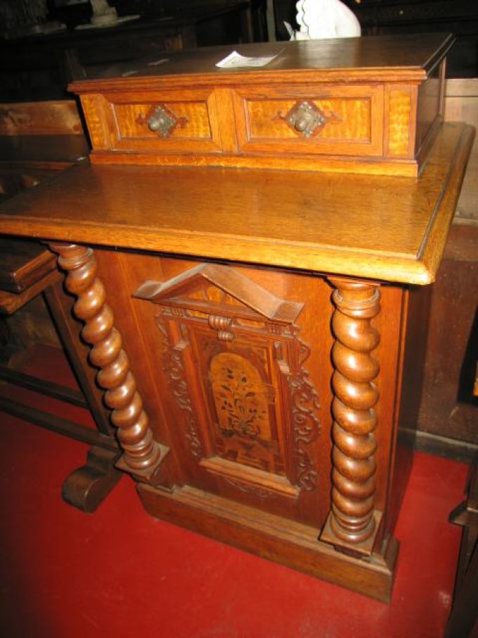 DESK 32